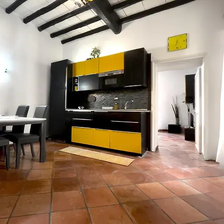 Yellow Butterfly House Holiday Roma